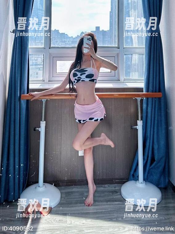 微密圈 - 写真里的黎允熙：这一身灰色后妈裙，“成年人的”和“少女心”的拼盘？